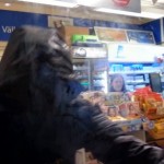 Un client enferme un braqueur dans une épicerie (VIDEO)