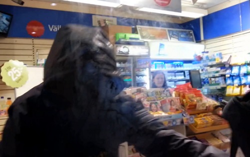 Un client enferme un braqueur dans une épicerie (VIDEO)