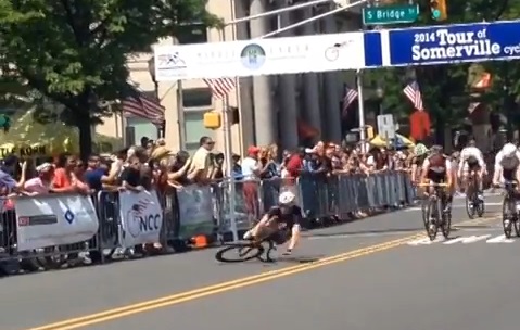 Cyclisme : un coureur gagne et tombe en célébrant sa victoire ! (VIDEO)