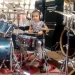 À 4 ans, elle reprend les classiques du rock à la batterie (VIDEO)
