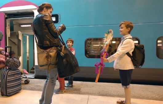 Fête des mères : des enfants offrent des cadeaux à des inconnues (Camera cachée)