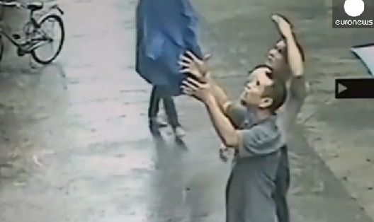 Un homme rattrape un bébé qui tombe du 2ème étage (VIDEO)