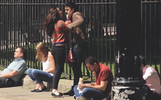 Un homme se fait maltraiter par sa femme en public (VIDEO)