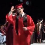 Un étudiant se ridiculise à la cérémonie de remise des diplômes (VIDEO)
