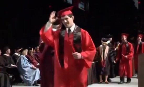 Un étudiant se ridiculise à la cérémonie de remise des diplômes (VIDEO)