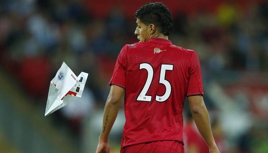 Un avion en papier jeté depuis une tribune touche un joueur (VIDEO)