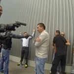 Des faux policiers de la BAC s&rsquo;invitent à un enterrement de vie de garçon (Caméra cachée)