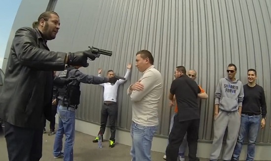 Des faux policiers de la BAC s’invitent à un enterrement de vie de garçon (Caméra cachée)