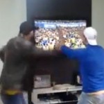 Un supporter brésilien casse sa télé après la victoire du Brésil (VIDEO)