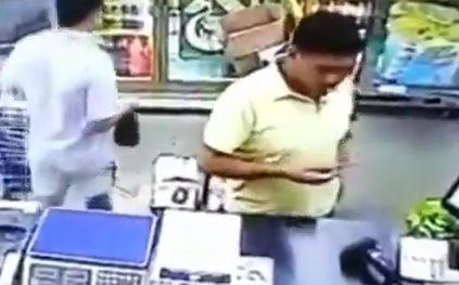 WTF : il essaie d’allumer sa cigarette avec un … (vidéo)