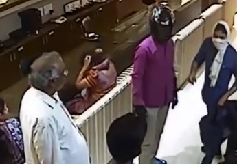 Des policiers et des braqueurs indiens dévalisent une bijouterie (vidéo)