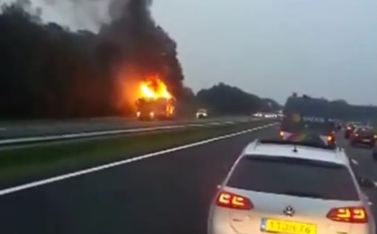 Enorme explosion d&rsquo;un camion sur la route (vidéo)