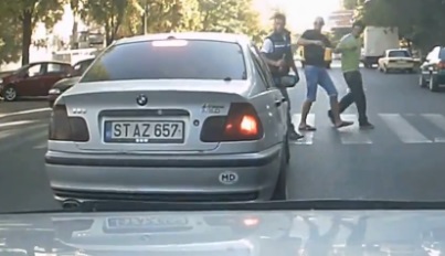 Il fonce sur un piéton car ce dernier prend son temps pour traverser (vidéo)