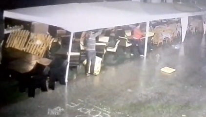 Il s’envole littéralement et s’écrase à cause d’un gros coup de vent (vidéo)