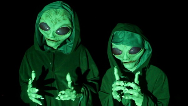 Il est réveillé par ses potes déguisés en aliens (vidéo)