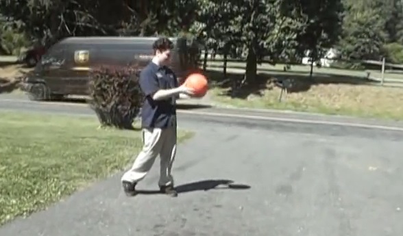 Voilà pourquoi il ne faut jamais surgonfler un ballon de basket (vidéo)