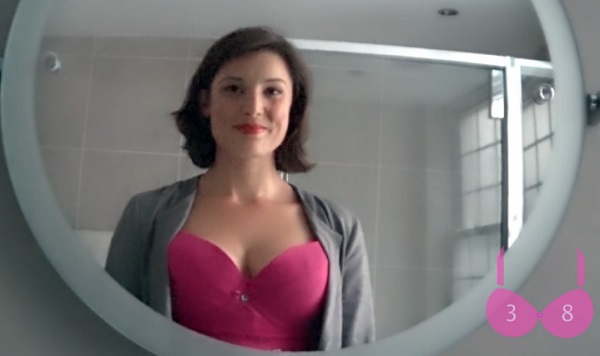 Elle place une caméra dans son décolleté pour piéger les passants (vidéo)