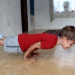 Un enfant de 5 ans fait des pompes à 90 degrés (vidéo)