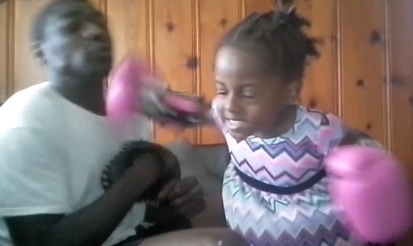 Une fille de 5 ans met KO son papa à la boxe (vidéo)