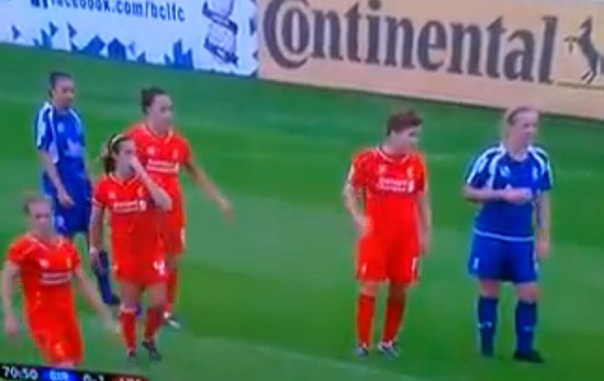 Une footballeuse perd son tampon en plein match (vidéo)