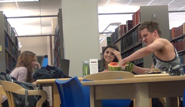 Manger bruyamment dans une bibliothèque (caméra cachée)
