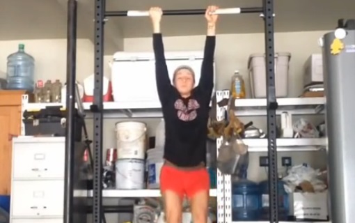 Muscu – Une jeune femme s’essaye aux tractions (vidéo)