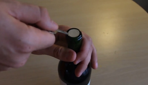 Ouvrir une bouteille de vin avec une clé (vidéo)