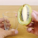 Comment peler un kiwi en 10 secondes ? (vidéo)