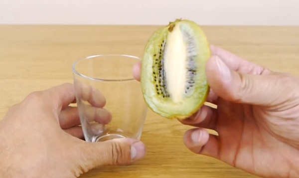 Comment peler un kiwi en 10 secondes ? (vidéo)