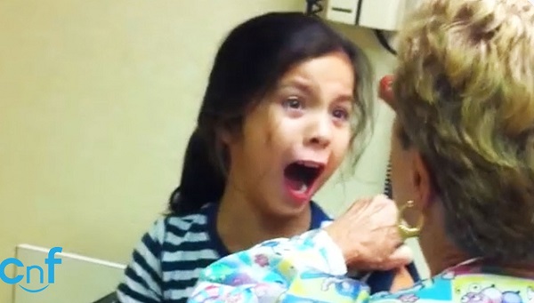Grosse panique pour cette petite fille qui va se faire vacciner pour la première fois (vidéo)