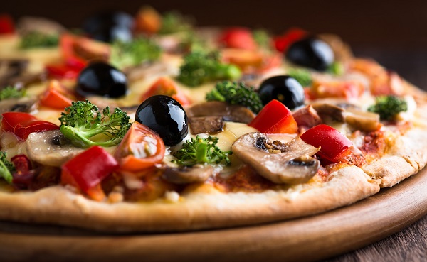 Un automobiliste vole la pizza d&rsquo;un homme qui attend son bus (vidéo)