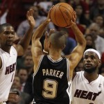 Tony Parker réussit un panier du milieu de terrain (vidéo)