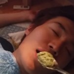 Il réveille son pote avec du wasabi (vidéo)