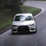 Un pilote de rallye miraculé après un crash ultra spectaculaire (vidéo)