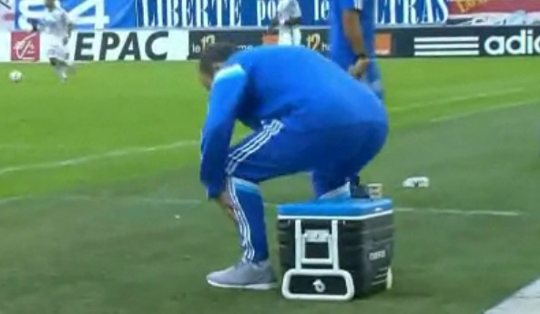 OM : Marcelo Bielsa se brûle les fesses en s’asseyant sur son café (vidéo)