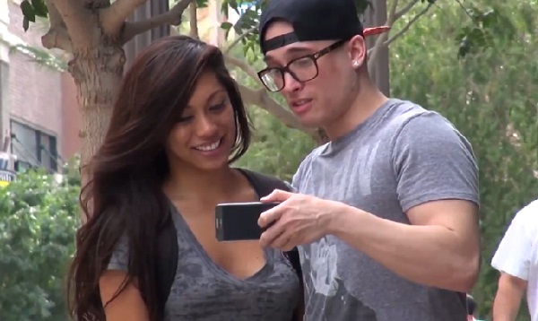 Boobs Selfie Prank – Il prend en photo, les décolletés d’inconnues (caméra cachée)