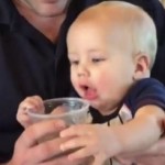 Adorable : un bébé boit de l&rsquo;eau et il aime ça ! (vidéo)