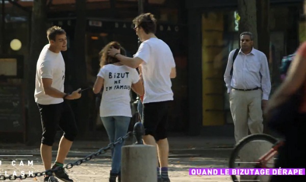 Bizutage : Tenir un fille en laisse dans la rue (Cam Clash)