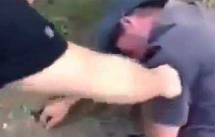 Réveiller un homme sur le bord de la route et se rendre compte que c’est .. (vidéo)