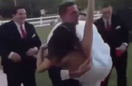 Comment très mal commencer son mariage (vidéo)