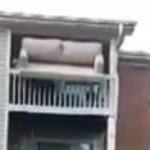 Like a boss : faire sortir un canapé du 2ème par le balcon (vidéo)