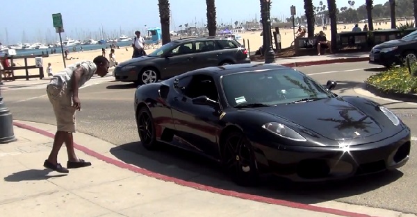 Il fait le taxi avec sa Ferrari (vidéo)