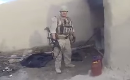 Un Marine se prend une balle de sniper dans le casque (vidéo)