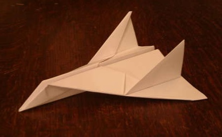 Il construit un fusil à avions en papier (vidéo)