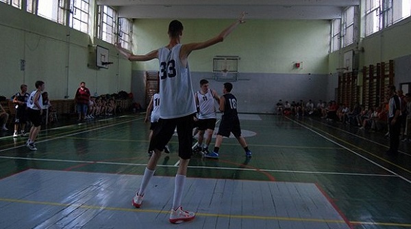 A 14 ans, ce basketteur mesure 2m26 (vidéo)
