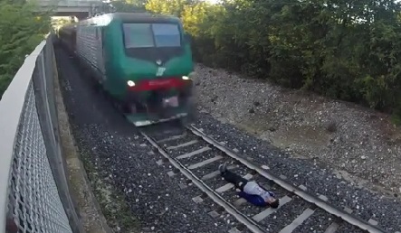 La bêtise du jour : il s&rsquo;allonge sous un train à grande vitesse (vidéo)
