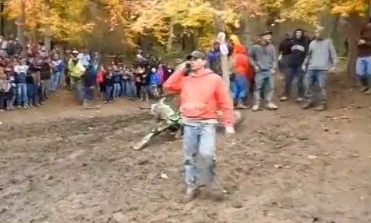 Il sauve ses jambes grâce à un réflexe de fou ! (vidéo)