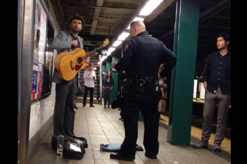 Arrestation musclée d’un musicien dans le métro new-yorkais (vidéo)