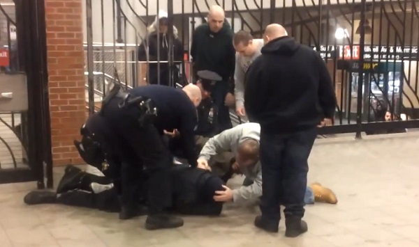Un policier donne un coup pied dans la tête de son collègue lors d’une arrestation (vidéo)