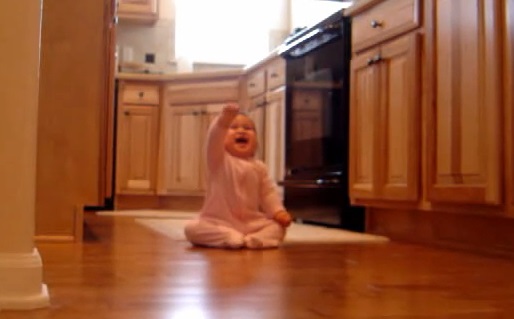 Un bébé très content de voir son papa rentrer du travail (vidéo)